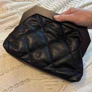 NWT Shiraleah Chicago Black Quilted Bailey Clutch Wood Clasp